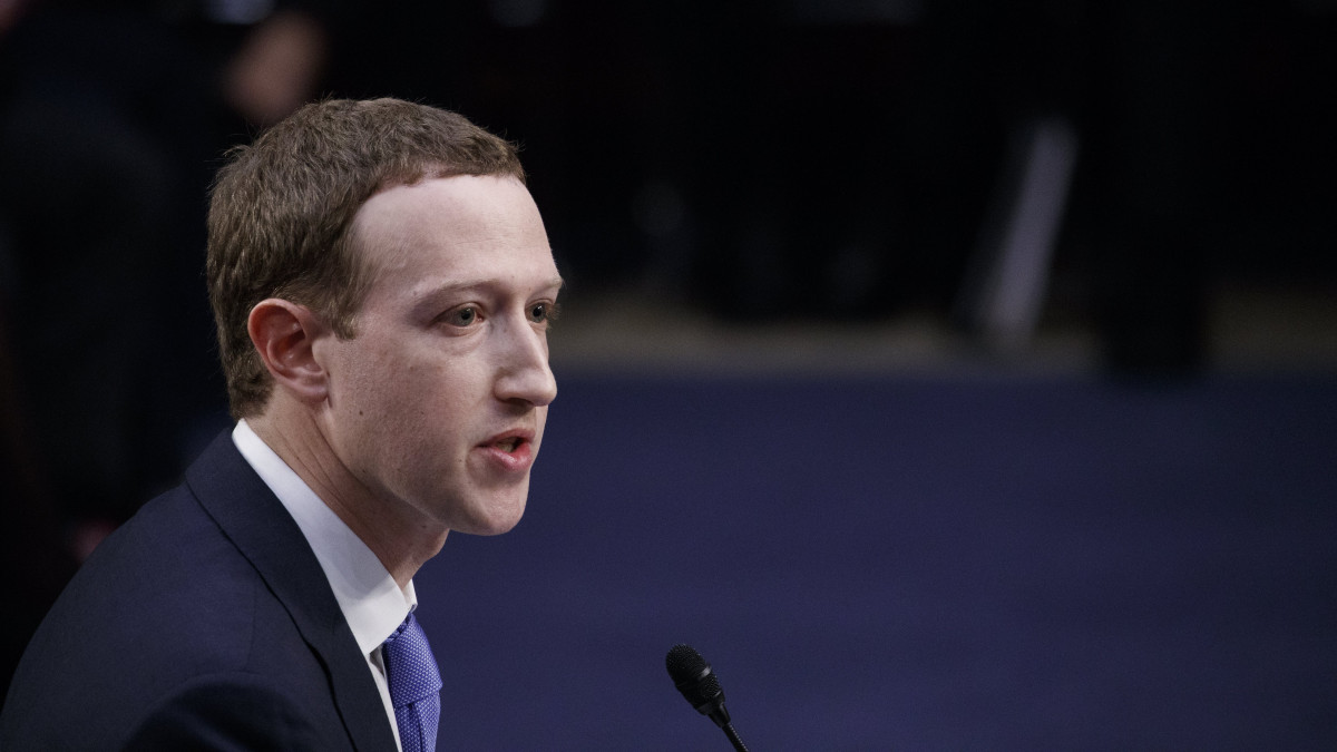 Washington, 2018. április 10.Mark Zuckerberg, a Facebook közösségi portál társalapító-vezérigazgatója beszél a Kereskedelmi és az Igazságügyi Bizottságnak a több tízmillió Facebook-felhasználó adatainak felhasználásával kapcsolatos meghallgatásán a washingtoni törvényhozás épületében a Capitoliumban 2018. április 10-én. Március közepén a londoni székhelyű Cambridge Analytica nevű brit-amerikai politikai elemző és tanácsadó cég vezérigazgatóját felfüggesztették állásából a The New York Times című amerikai és a The Guardian című brit napilap egyidejűleg közölt feltáró riportja után, amely szerint a cég több tízmillió Facebook-profilt használhatott fel a 2016-os amerikai elnökválasztási kampányban. (MTI/EPA/Shawn Thew)
