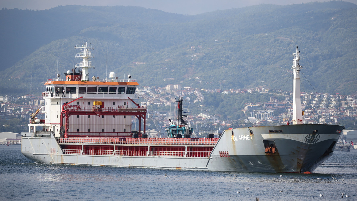 A csornomorszki kikötőből indult, török zászló alatt hajózó, 12 ezer tonna ukrán kukoricával megrakott Polarnet teherhajó a törökországi Kocaeli tartománybeli Safiport Derince kikötőjébe érkezik 2022. augusztus 8-án, az Ukrajna elleni orosz háború idején. Július 22-én az orosz és az ukrán fél megállapodott az ukrán gabona exportjának biztosításáról, amelyekkel lehetővé teszik a gabonát szállító kereskedelmi hajók közlekedését a Fekete-tengeren. Moszkva és Kijev kötelezettséget vállalt, hogy nem támad ezekre a hajókra.