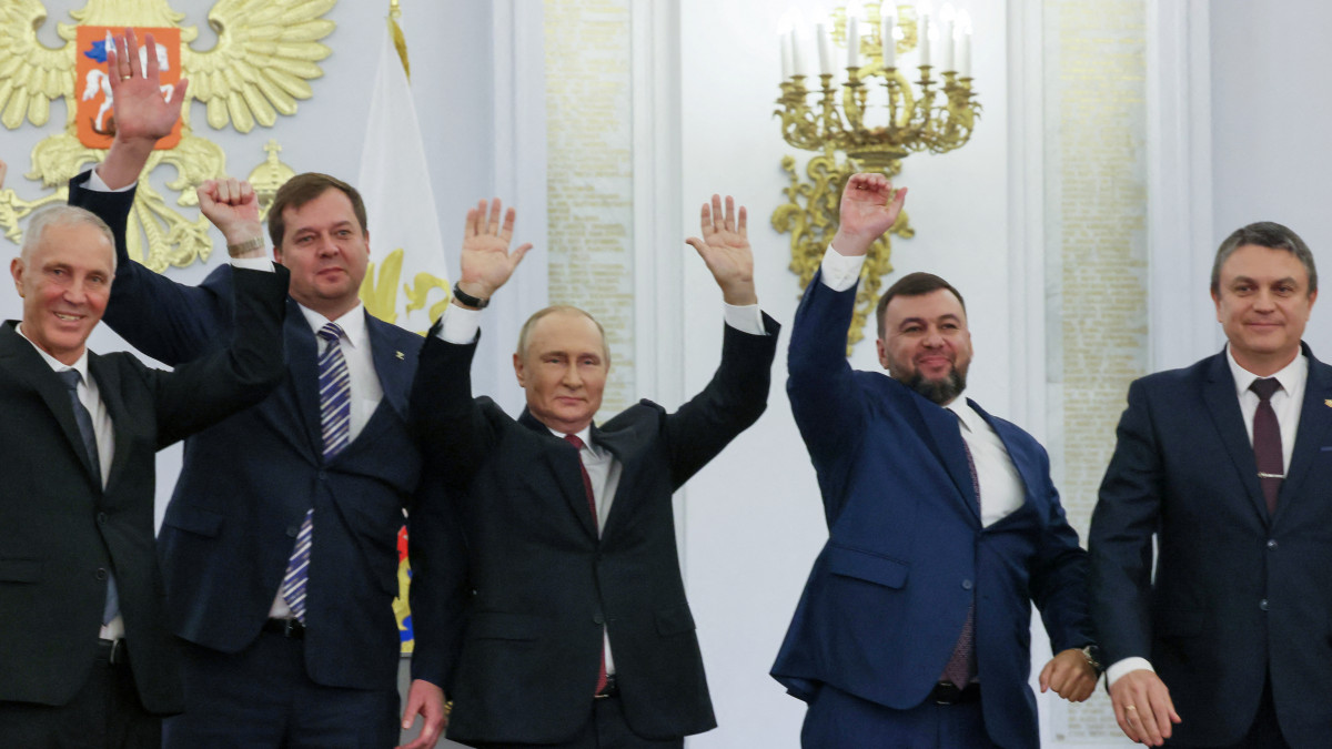 Russian President Vladimir Putin and Denis Pushilin, Leonid Pasechnik, Vladimir Saldo, Yevgeny Balitsky, who are the Russian-installed leaders in Ukraines Donetsk, Luhansk, Kherson and Zaporizhzhia regions, attend a ceremony to declare the annexation of the Russian-controlled territories of four Ukraines Donetsk, Luhansk, Kherson and Zaporizhzhia regions, after holding what Russian authorities called referendums in the occupied areas of Ukraine that were condemned by Kyiv and governments worldwide, in the Georgievsky Hall of the Great Kremlin Palace in Moscow, Russia, September 30, 2022. Sputnik/Mikhail Metzel/Pool via REUTERS ATTENTION EDITORS - THIS IMAGE WAS PROVIDED BY A THIRD PARTY.