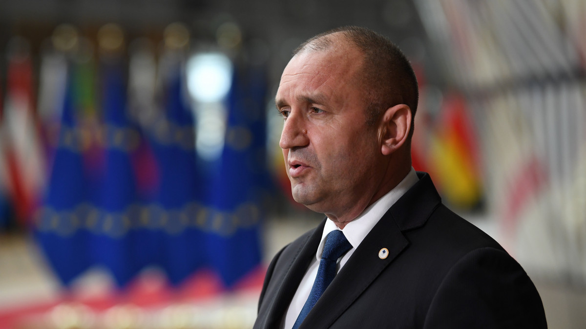 Rumen Radev bolgár elnök az európai uniós tagországok állam-, illetve kormányfőinek kétnapos csúcstalálkozójára érkezik Brüsszelben 2021. június 24-én.