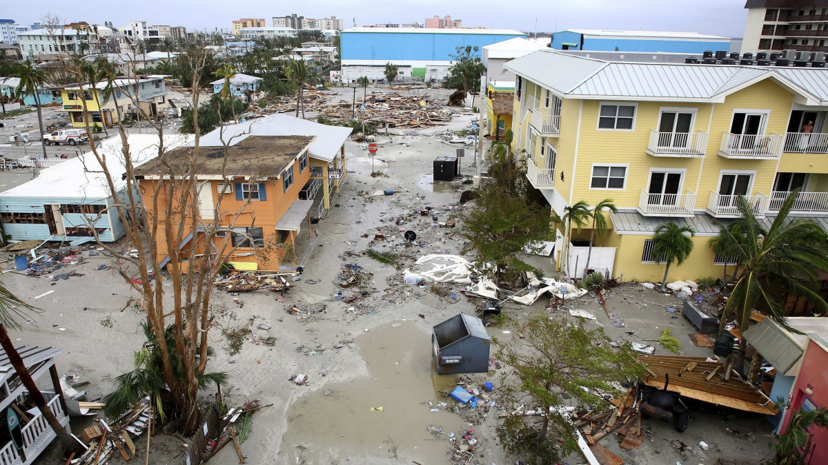Az Ian hurrikán pusztításának nyomai a Florida állambeli Fort Myers Beach településen 2022. szeptember 29-én. A négyes erősségű hurrikán özönvízszerű esőzéssel és közel 250 kilométer per órás széllel csapott le Florida partjaira. A vihar miatt több mint 2 millió ember maradt áram nélkül.