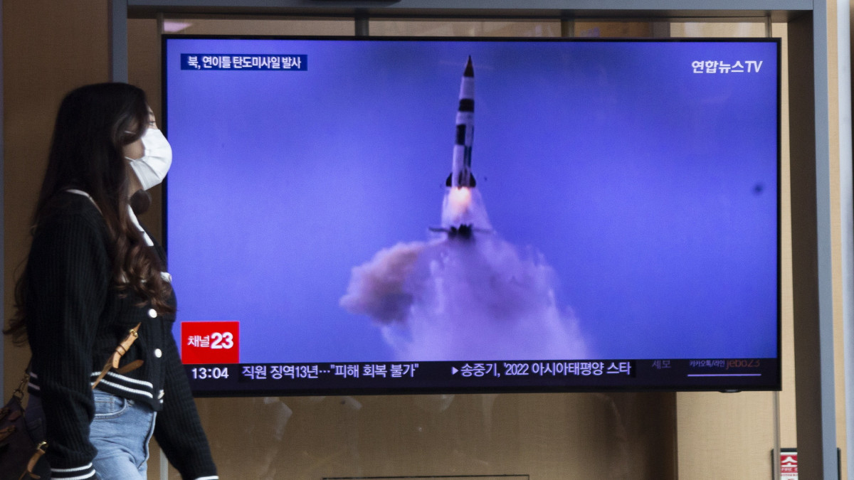 Észak-koreai rakétakilövésről szóló tudósítás a szöuli főpályaudvar egyik kijelzőjén 2022. szeptember 30-án. A dél-koreai vezérkari főnökség tájékoztatása szerint Észak-Korea két ballisztikus rakétát lőtt ki Phenjan közeléből Dél-Korea irányába. A mostani kísérletre röviddel azután került sor, hogy Kamala Harris amerikai alelnök befejezte látogatását a térségben.