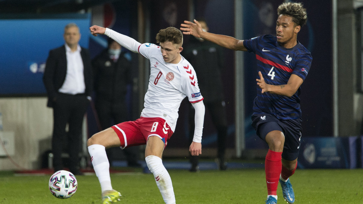 A dán Jesper Graenge Lindstrom (b) és a francia Boubacar Kamara (j) a labdarúgó U21-es Európa-bajnokság első csoportkörében, a C csoportban játszott Franciaország-Dánia mérkőzésen a szombathelyi Haladás Sportkomplexumban 2021. március 25-én.  