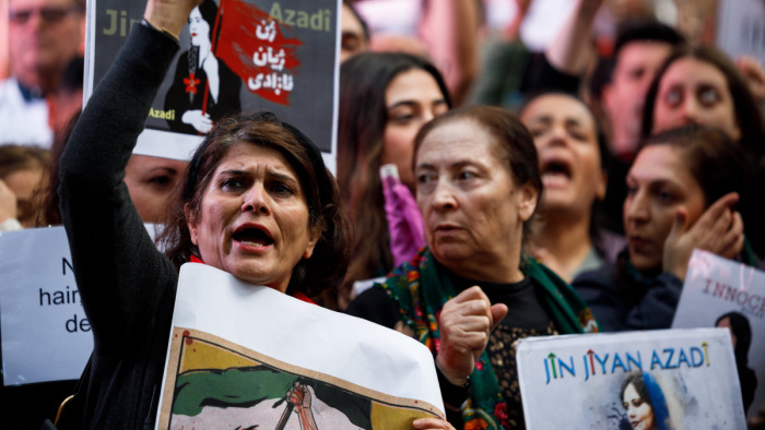 Az iráni nőkért tüntettek Budapest belvárosában – videó