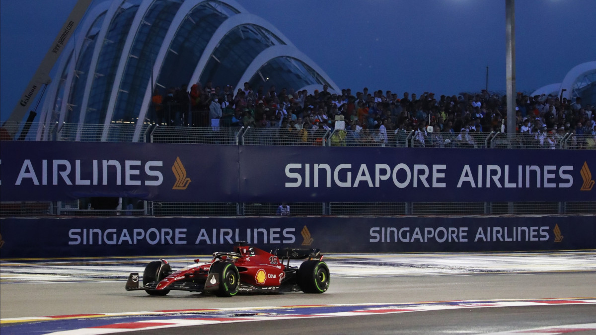 Charles Leclerc, a Ferrari monacói versenyzője a Forma-1-es autós gyorsasági világbajnokság Szingapúri Nagydíjának harmadik szabadedzésén a Marina Bay utcai pályán 2022. október 1-jén. A futamot október 2-án rendezik.