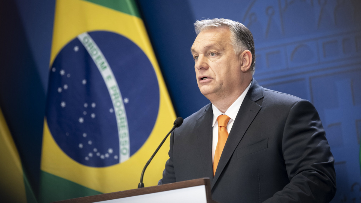 A Miniszterelnöki Sajtóiroda által közreadott képen Orbán Viktor kormányfő sajtónyilatkozatot tesz Jair Bolsonaro brazil államfővel (a képen nem látható) folytatott tárgyalása után a Karmelita kolostorban 2022. február 17-én.