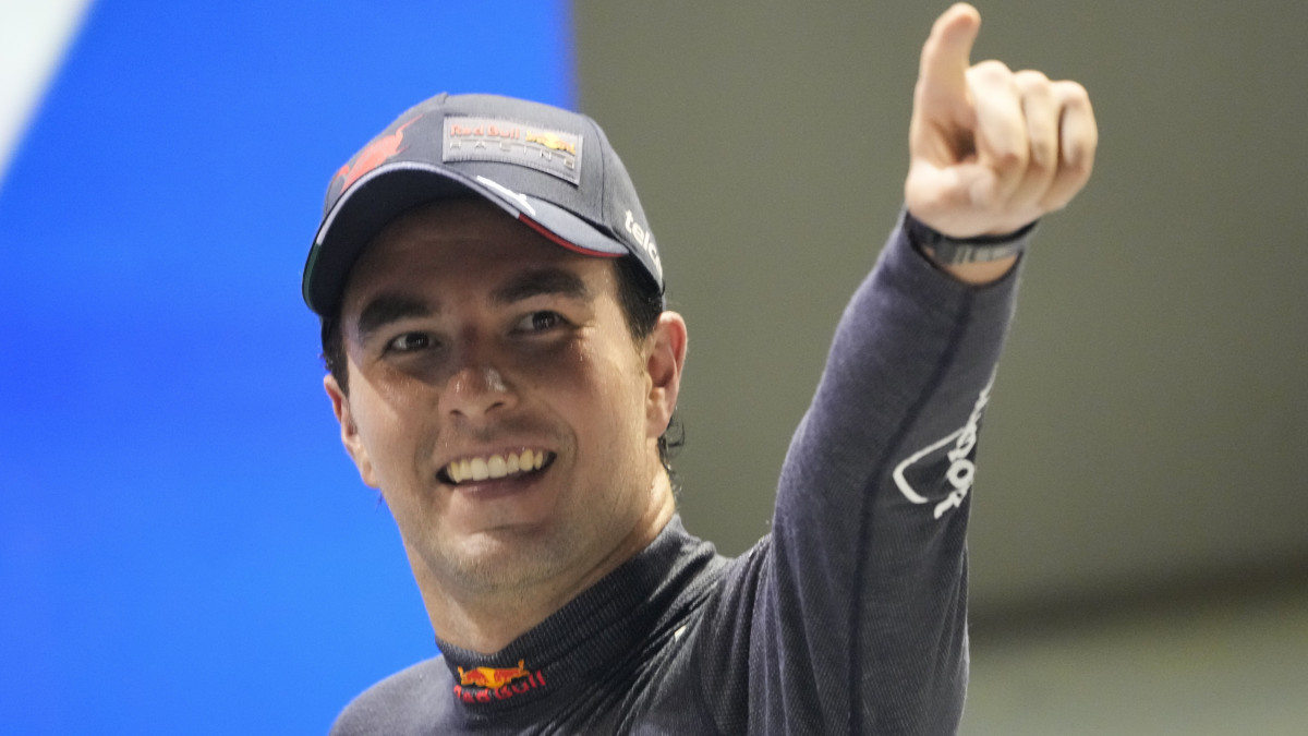 Sergio Pérez, a Red Bull mexikói versenyzője ünnepel, miután megnyerte a Forma-1-es autós gyorsasági világbajnokság Szingapúri Nagydíját 2022. október 2-án.