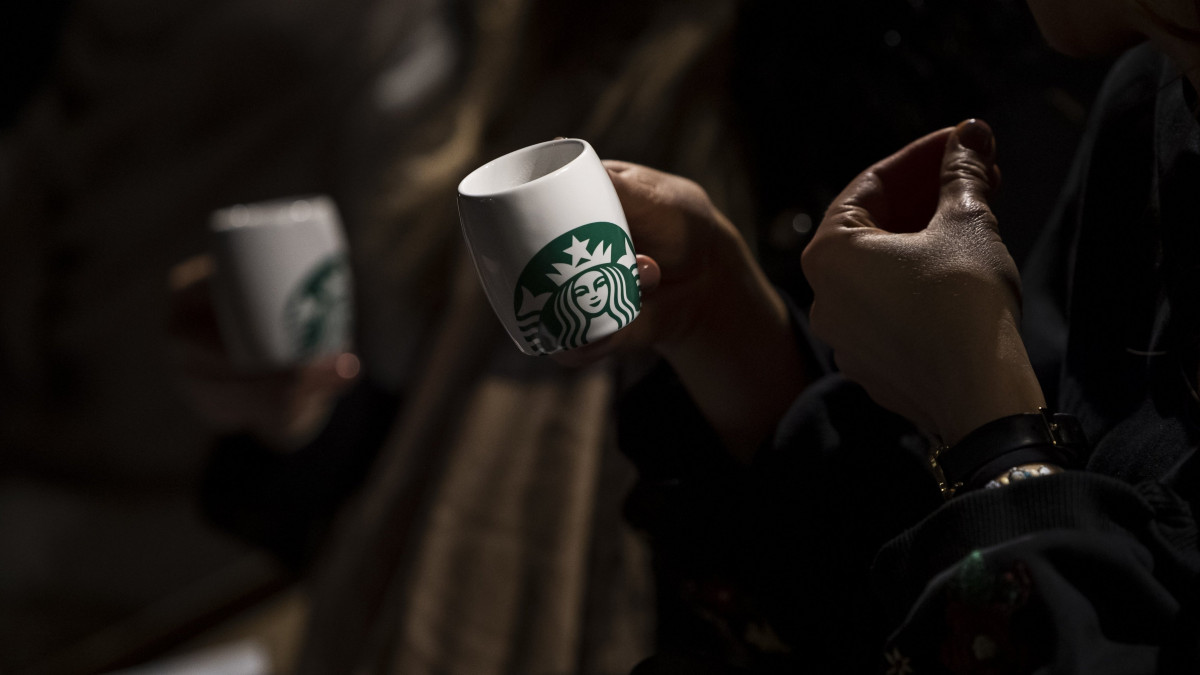 Érdeklődő kávét kóstol az amerikai Starbucks kávéházlánc kávézójában a budapesti Király utcában a megnyitó napján, 2018. december 4-én.