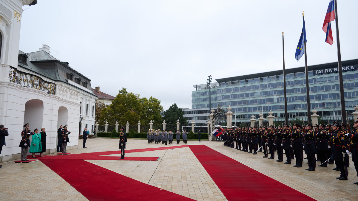 Zuzana Caputová szlovák elnök (j) katonai tiszteletadással fogadja Novák Katalin köztársasági elnököt (b) a pozsonyi elnöki palotában 2022. szeptember 30-án.