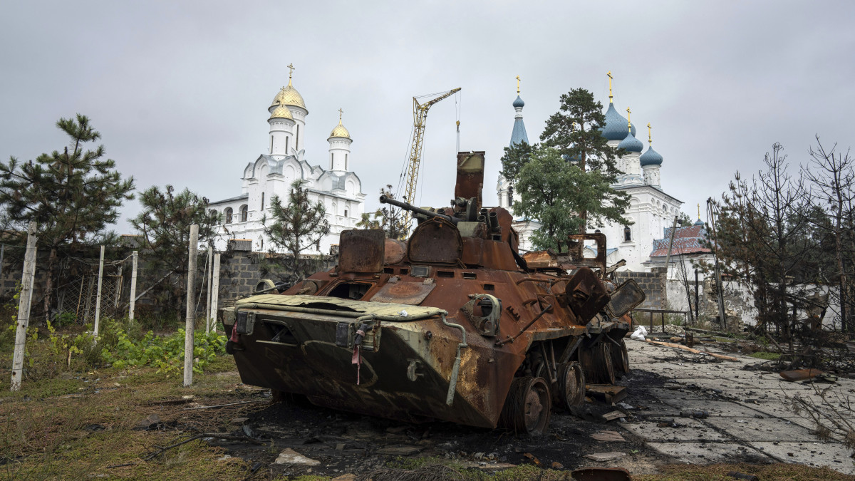 Megsemmisült orosz páncélozott szállító jármű a közelmúltban visszafoglalt kelet-ukrajnai Szvjatogorszkban 2022. október 2-án.