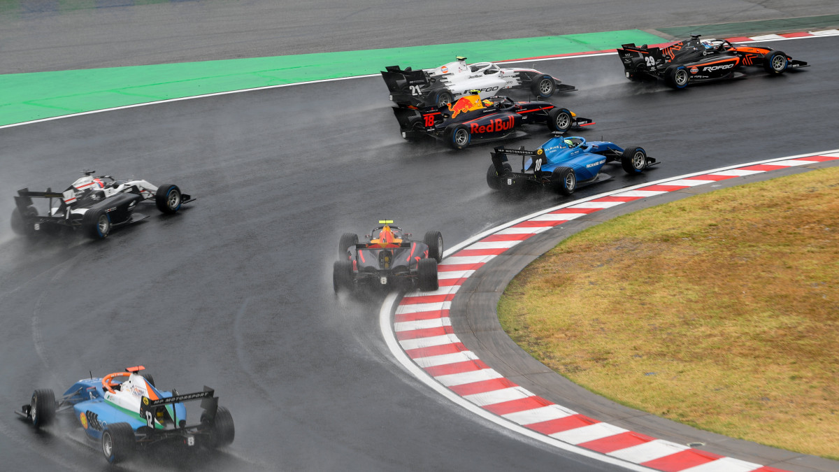 A 2022-es Formula-3 bajnokság sprintfutamának rajtja a mogyoródi Hungaroringen 2022. július 30-án.
