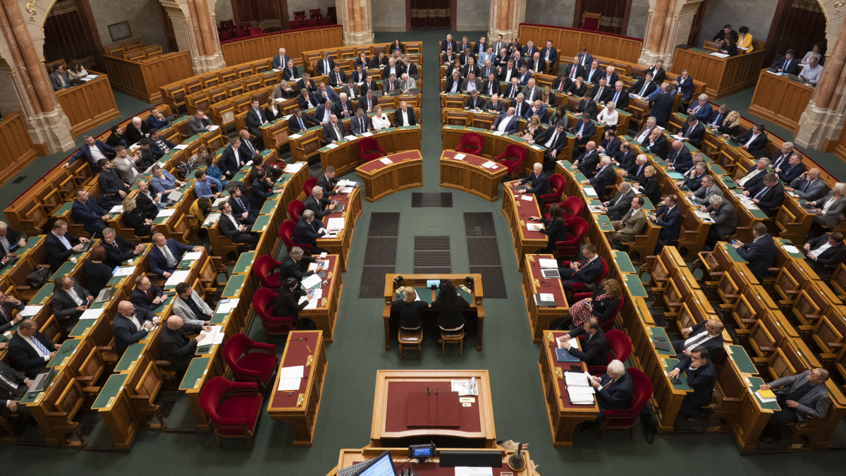 Szavaznak a képviselők az Európai Bizottsággal való megegyezés érdekében a büntetőeljárásról szóló törvény módosításáról az Országgyűlés plenáris ülésén 2022. október 3-án.