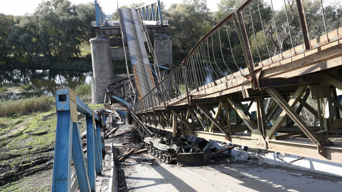 A Sziverszkij Donyec folyó lerombolt hídja a kelet-ukrajnai Harkiv közelében fekvő, az orosz hadseregtől a közelmúltban visszafoglalt Izjumban 2022. október 1-jén.
