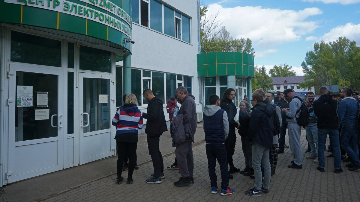 Russian citizens queue outside a public service centre in the city of Oral, Kazakhstan September 27, 2022. REUTERS/Raul Uporov