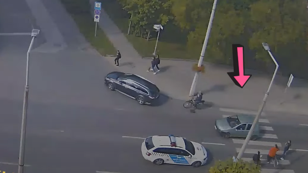 Így kanyarodik a rendőrautó a zebrán átrongyoló autós után - videó