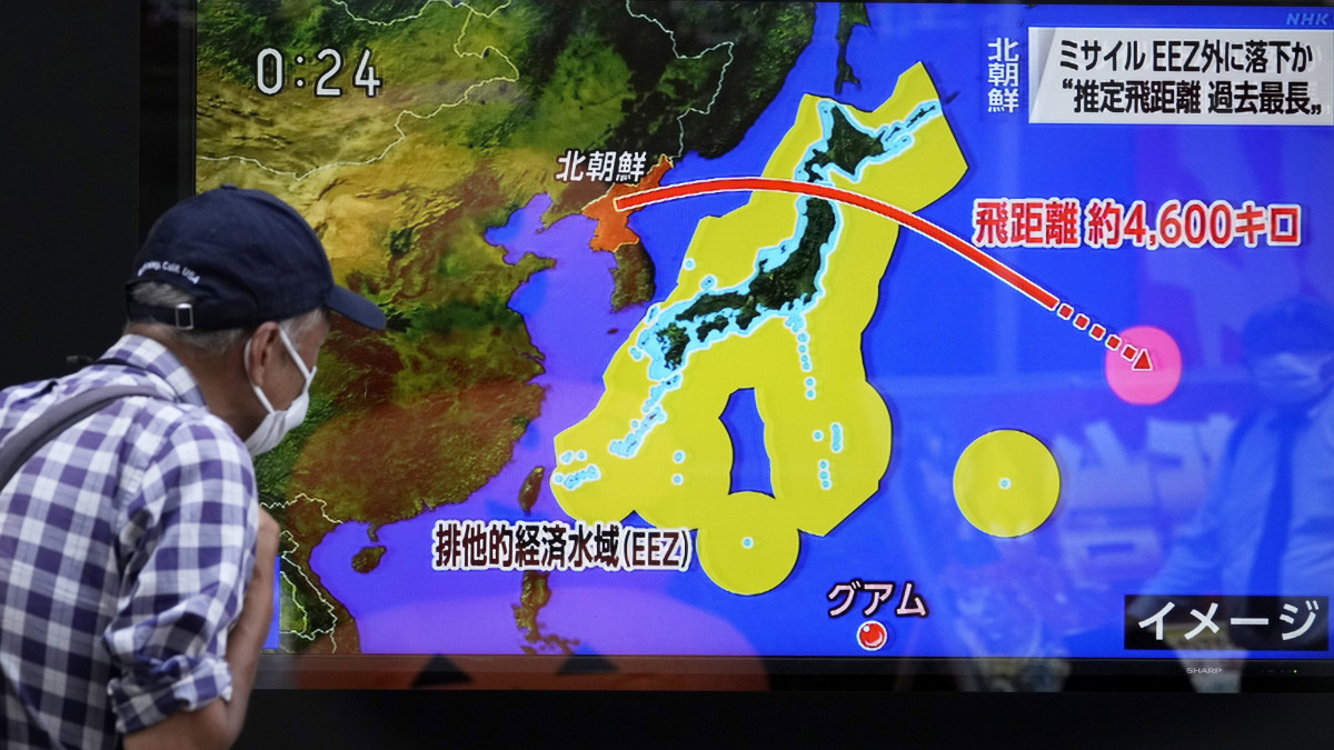 Észak-koreai rakétakilövésről szóló híradást néz egy dél-koreai utas a szöuli főpályaudvaron 2022. október 4-én, miután az észak-koreai rezsim közepes hatótávolságú ballisztikus rakétát indított a kínai határ közelében levő Csagang tartományból. A rakéta kelet felé haladva átrepült Japán felett, mintegy 4500 kilométeres távolságot és 970 kilométeres magasságot érve el, mielőtt becsapódott a Csendes-óceánba. 2017 óta először repült át észak-koreai rakéta a Japán-szigetek felett.