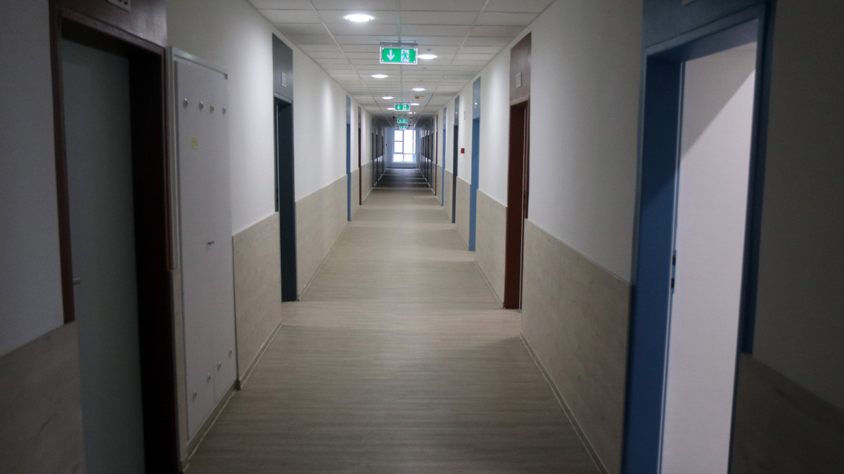 Folyosó a Miskolci Egyetem felújított  E/1-es kollégiumában az avatás napján, 2022. március 31-én.