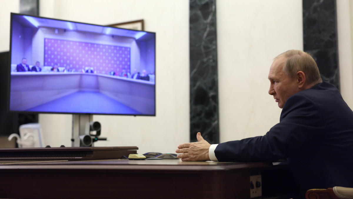 Vlagyimir Putyin orosz elnök videokonferencia keretében tárgyal az orosz biztonsági tanács tagjaival a moszkvai Kremlben 2022. szeptember 29-én.