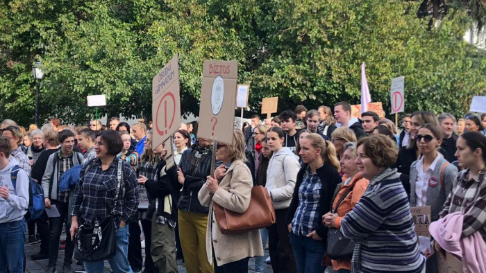 Oktatásügy - Lezárták a Margit hidat a tüntetők