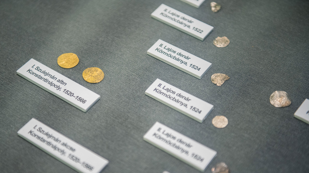 Érmék a Mohács 500 Csatatérkutatási Program című vándorkiállítás megnyitóján a mohácsi Kanizsai Dorottya Múzeumban 2020. augusztus 18-án. A kiállításon a mohácsi csatatéren feltárt leleteket mutatják be.