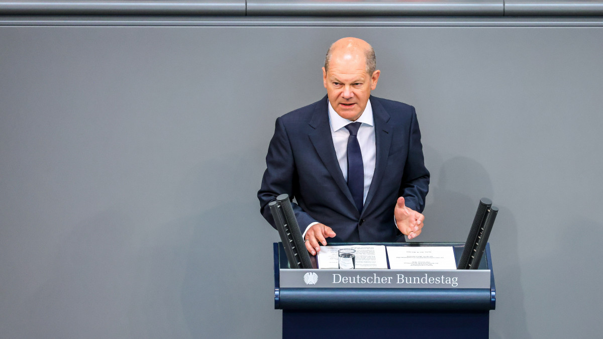 Olaf Scholz német kancellár (j) a német szövetségi parlament (Bundestag) üléstermében 2022. május 19-én. Scholz elmondta, hogy Németország az orosz támadás ellen védekező Ukrajna támogatását szolgáló új pénzügyi alap felállítását javasolja majd az európai uniós társországoknak a tagországi vezetőket összefogó Európai Tanács rendkívüli ülésén.