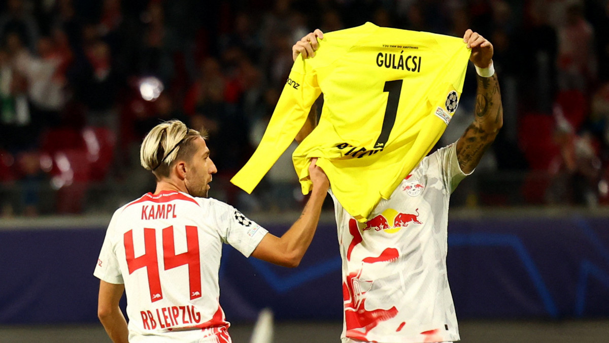 Soccer Football - Champions League - Group F - RB Leipzig v Celtic - Red Bull Arena, Leipzig, Germany - October 5, 2022 RB Leipzigs Dominik Szoboszlai celebrates scoring their second goal with Kevin Kampl and a Peter Gulacsi shirt but it was later disallowed REUTERS/Lisi Niesner