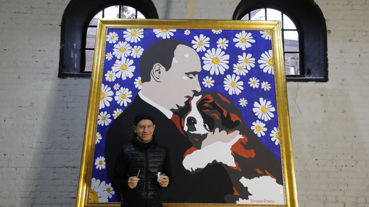 Alekszej Szergijenko orosz művész Putyin kutyakölyökkel című, Vlagyimir Putyin orosz elnöknek ajánlott festményével Szentpéterváron 2022. október 6-án. A 200x200 centiméteres olajfestmény a 100x100 centiméteres, azonos című kép újraalkotott változata, az eredeti Vjacseszlav Vologyinnál, az orosz parlamenti alsóház, az Állami Duma elnökénél van. Putyin október 7-én tölti be 70. életévét.
