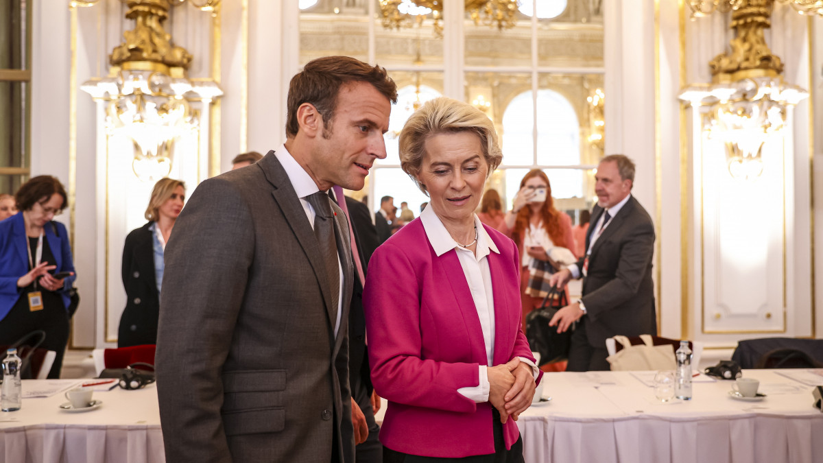 Emmanuel Macron francia elnök és Ursula von der Leyen, az Európai Bizottság elnöke az Európai Politikai Közösség első, prágai csúcstalálkozóján 2022. október 6-án.