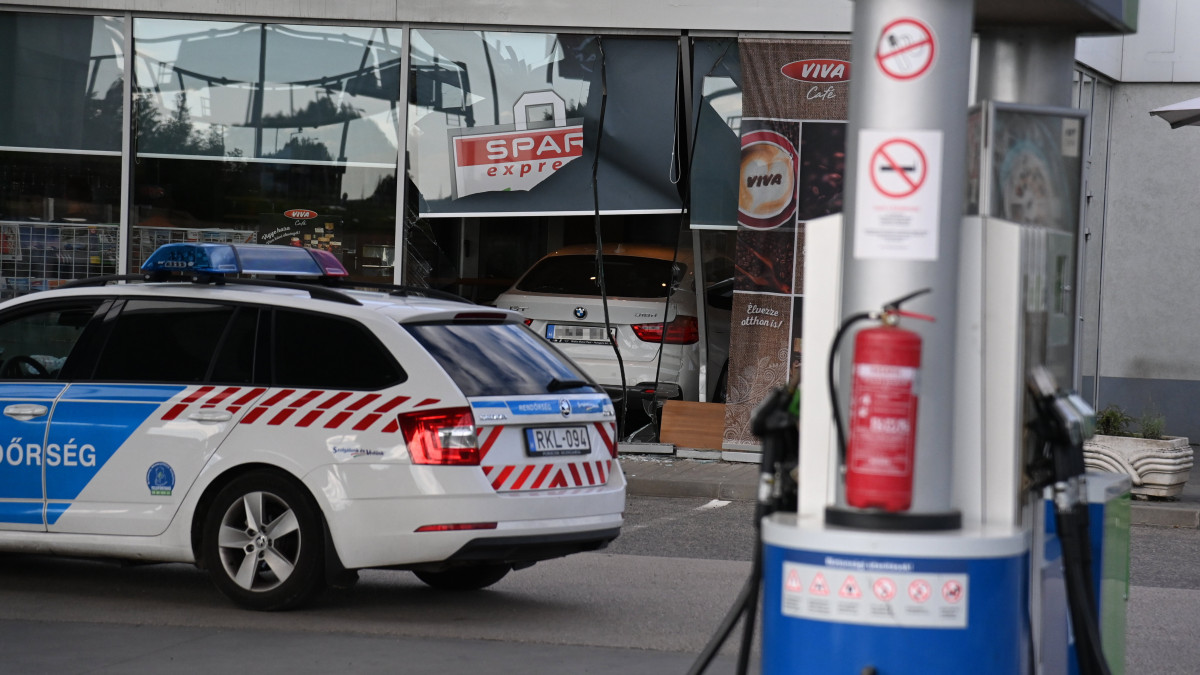 Személygépkocsi, amely egy benzinkút kávézójába hajtott a XI. kerületi Balatoni úton 2021. augusztus 2-án. A balesetben senki nem sérült meg.