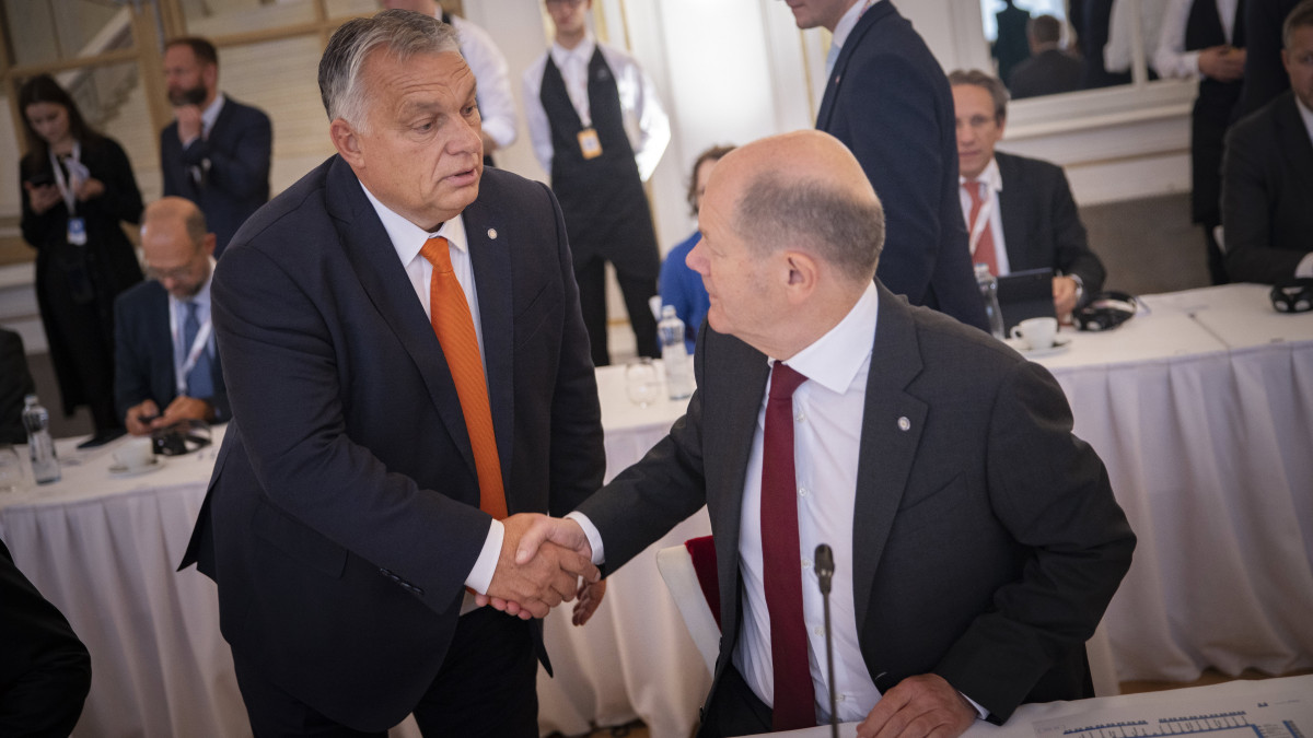 A Miniszterelnöki Sajtóiroda által közreadott képen Orbán Viktor miniszterelnök (b) és Olaf Scholz német kancellár kezet fog az Európai Politikai Közösség prágai csúcstalálkozóján 2022. október 6-án.