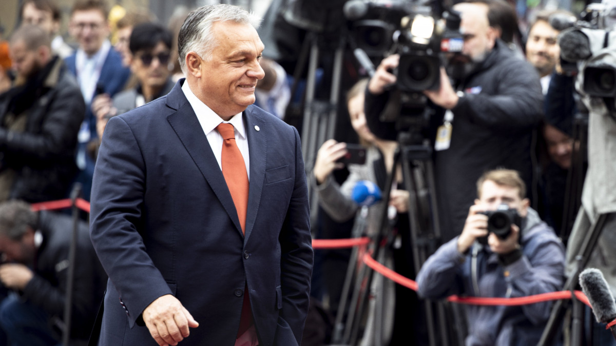 A Miniszterelnöki Sajtóiroda által közreadott képen Orbán Viktor miniszterelnök érkezik az Európai Unió állam- és kormányfőinek informális találkozójára Prágában 2022. október 7-én.