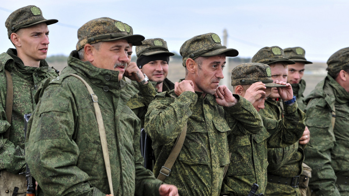 Újoncok kiképzésen vesznek részt a dél-oroszországi Rosztovi terület egyik gyakorlóterén 2022. október 4-én. Az orosz védelmi miniszter szerint több mint 200 ezer embert soroztak be az Ukrajna elleni háború miatt szeptember 21-én elrendelt részleges mozgósítás keretében.