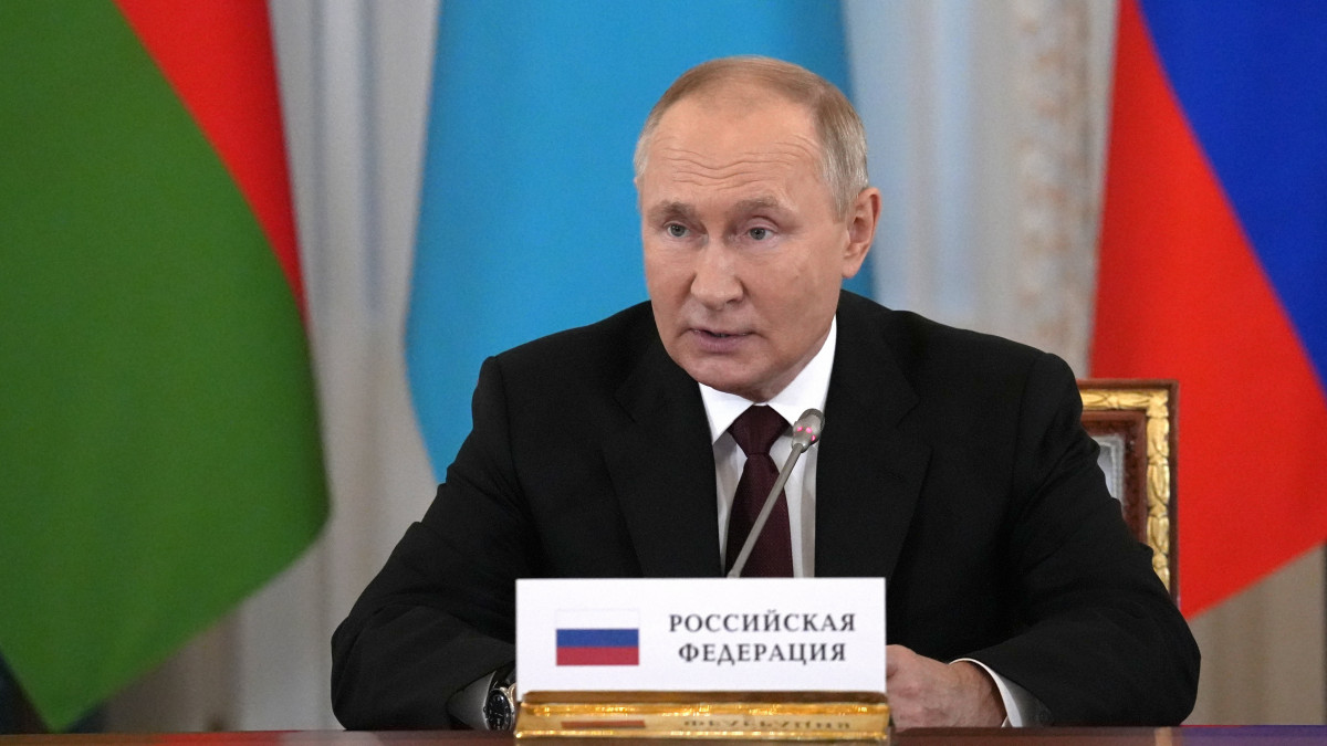 Vlagyimir Putyin orosz elnök a Független Államok Közössége (FÁK) évenkénti nem hivatalos csúcstalálkozóján a Szentpétervárhoz közeli Sztrelna Konstantin-palotájában 2022. október 7-én.