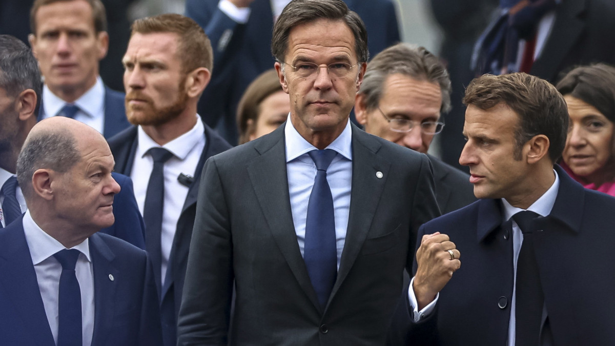 Olaf Scholz német kancellár, Mark Rutte holland miniszterelnök és Emmanuel Macron francia elnök az Európai Unió nem hivatalos prágai csúcstalálkozóján 2022. október 7-én.
