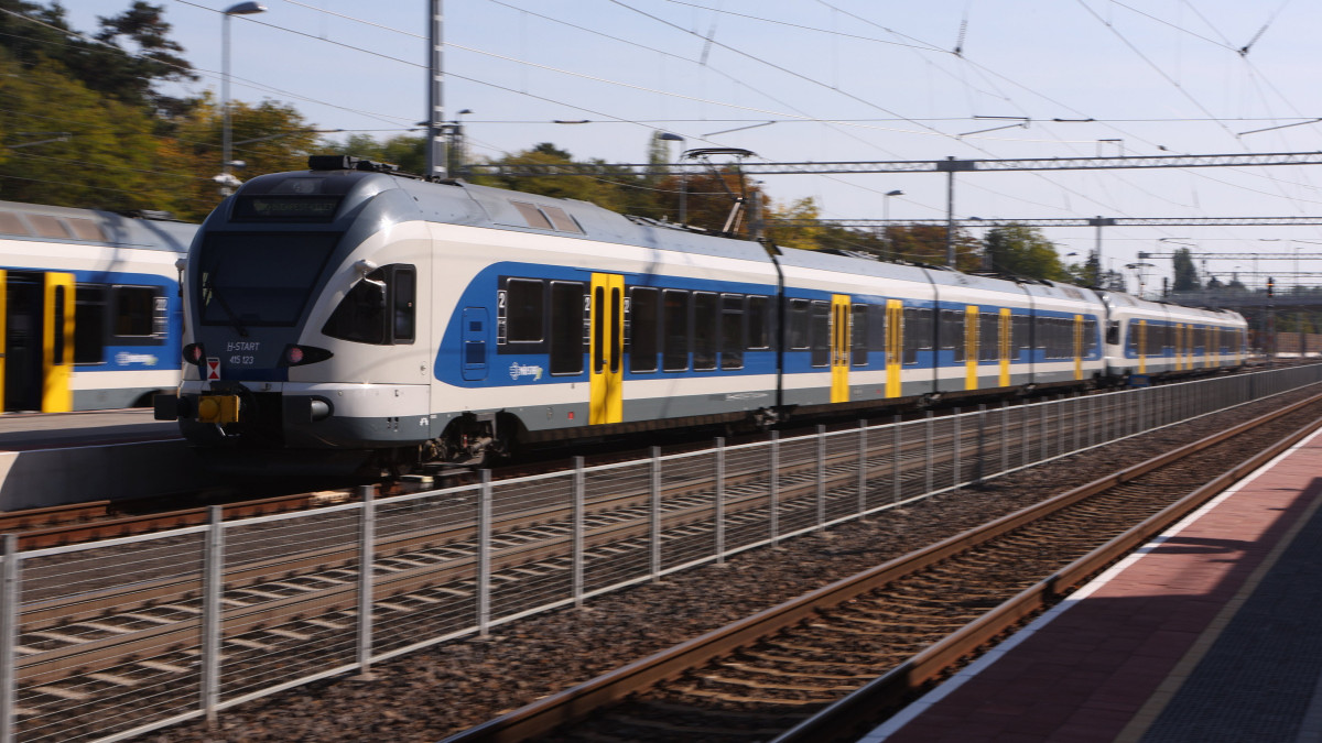 Vonatok a gödöllői vasútállomáson, a 160 milliárd forintból korszerűsített Budapest-Hatvan vasúti vonalszakasz átadóünnepségének helyszínén az esemény napján, 2022. október 7-én.