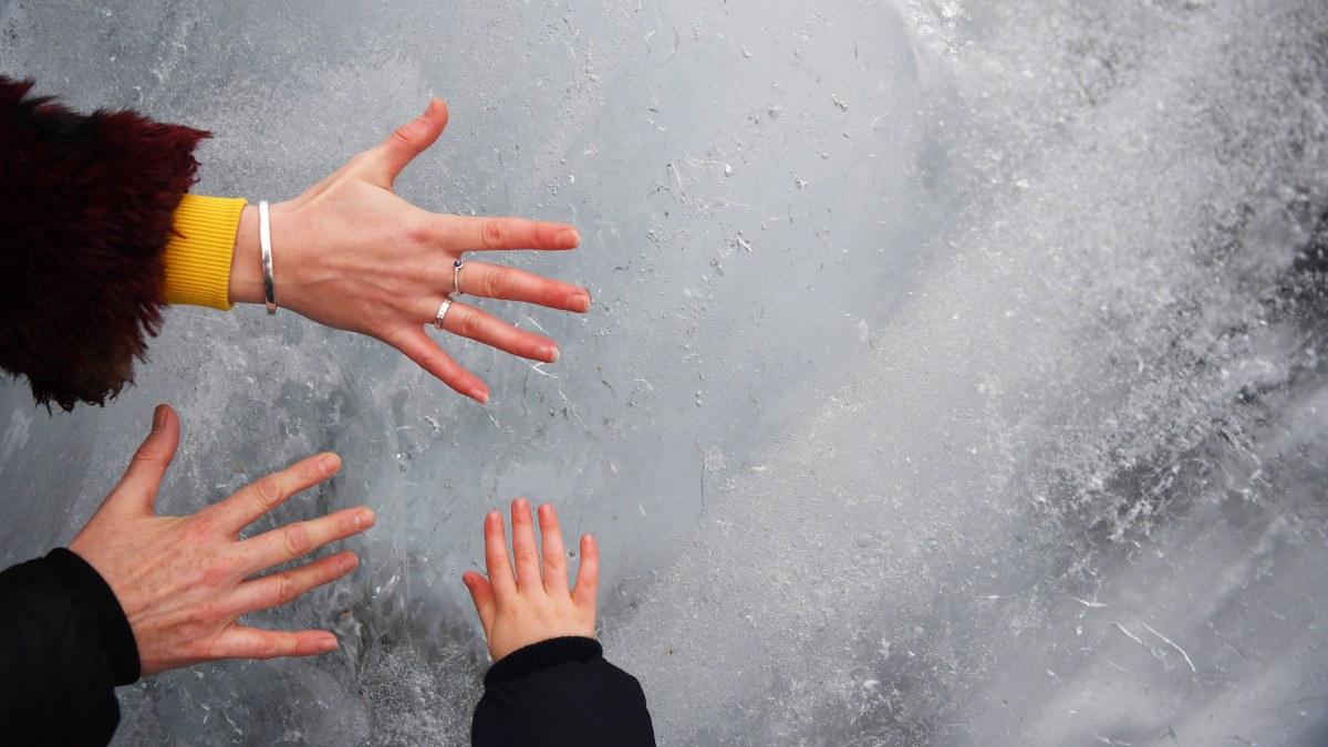 Grönland jégrakarójából származó, olvadó tömböt érintenek meg érdeklődők a londoni Tate Modern galéria előtti téren 2018. december 12-én. Az előző napon mintegy két tucat, másféltől hat tonnásig terjedő jégdarabot állítottak ki a téren Minik Rosing grönlandi geológus és Ólafur Elíasson izlandi képzőművész Ice Watch London elnevezésű közös projektje keretében, amellyel az éghajlatváltozásra kívánják felhívni a közfigyelmet.