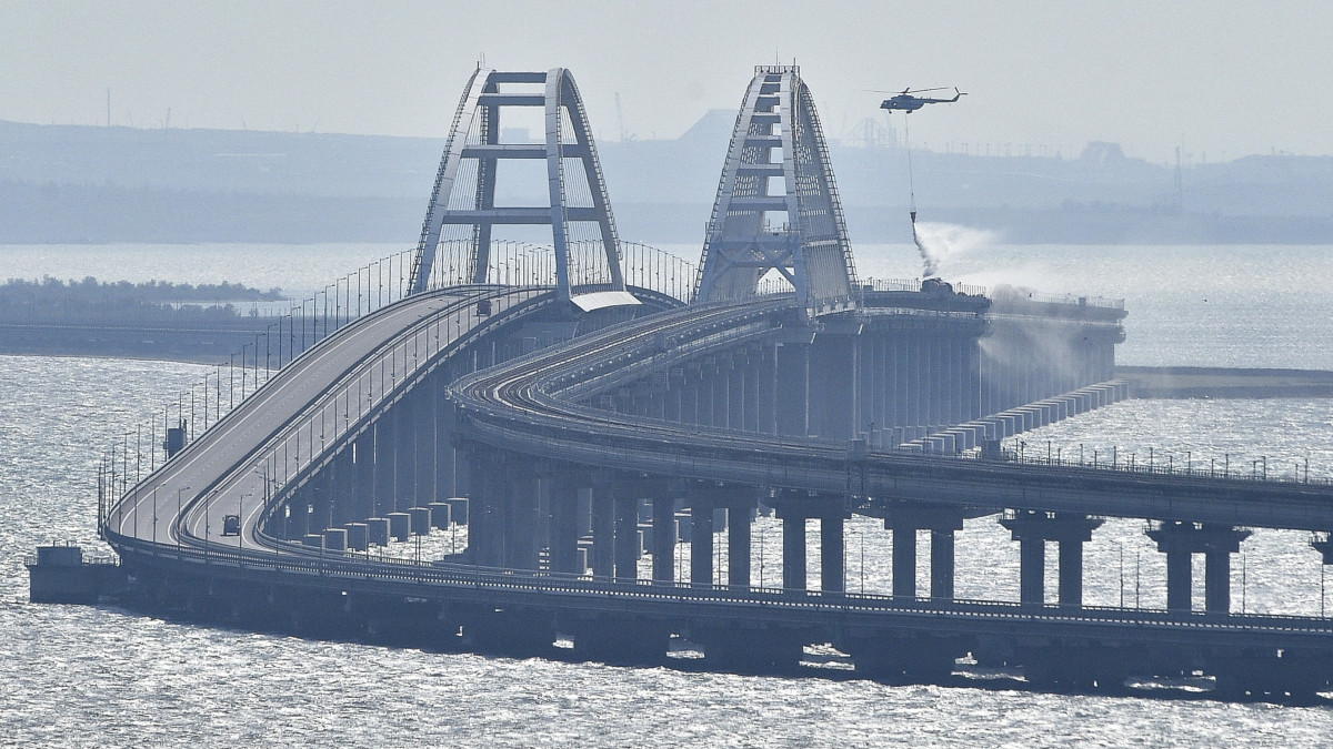 A Krími híd tüzét oltják helikopterről Kercs térségében 2022. október 8-án, miután az orosz Nemzeti Terrorizmusellenes Bizottság állítása szerint felrobbant egy teherautó az Ukrajnától elcsatolt Krímet és Oroszországot a Fekete- és az Azovi-tenger között összekötő átkelő közúti oldalán. Az útpálya érintett szakasza beomlott, a vasúti híd szerkezete is megsérült.