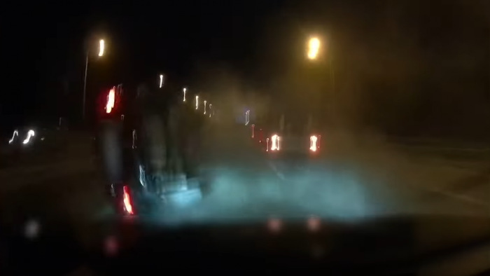 Részes autó kamerája vette fel az M0-on történt tömegbalesetet - videó
