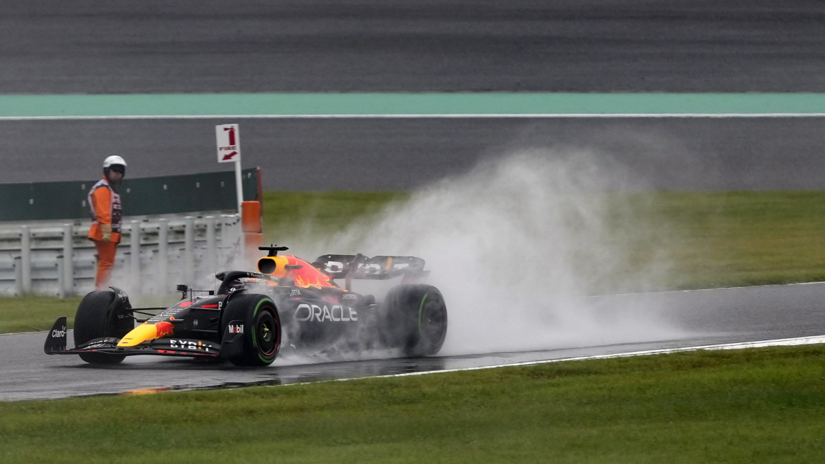 Max Verstappen, a Red Bull holland versenyzője a Forma-1-es autós gyorsasági világbajnokság Japán Nagydíjának második szabadedzésén a versenynek otthont adó szuzukai pályán 2022. október 7-én. A futamot október 9-én rendezik.
