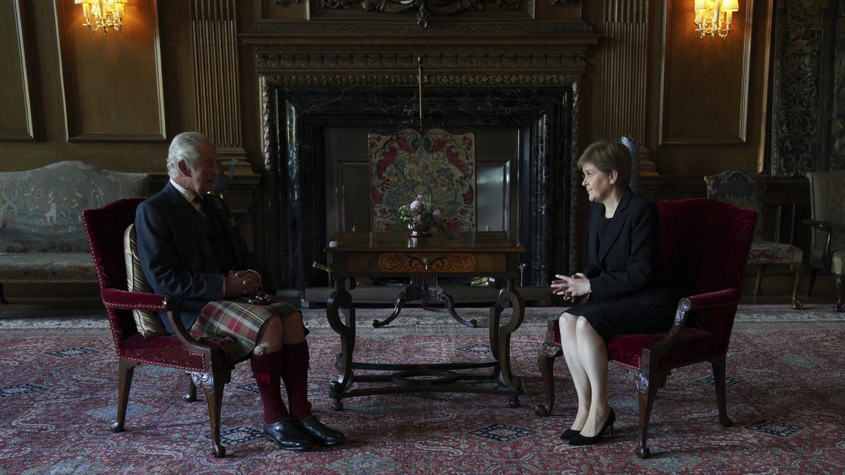 III. Károly brit király Nicola Sturgeon skót tartományi miniszterelnököt fogadja a királyi család hivatalos skóciai rezidenciáján, az edinbrughi Holyrood-palotában 2022. szeptember 12-én. A skót fővárosban Károly részt vett az édesanyja, II. Erzsébet királynő tiszteletére tartott istentiszteleten. A királynő a skóciai Balmoral kastélyában hunyt el szeptember 8-án, 96 éves korában, uralkodásának 71. évében, és most az edinburghi Szent Egyed-székesegyházban van felravatalozva egy napra.