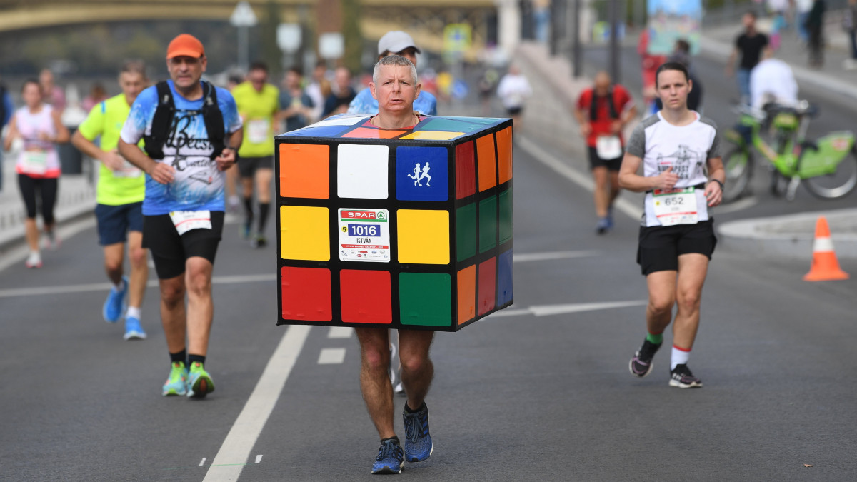 A 37. SPAR Budapest Maraton Fesztivál maratoni távjának résztvevői a pesti alsó rakparton 2022. október 9-én.
