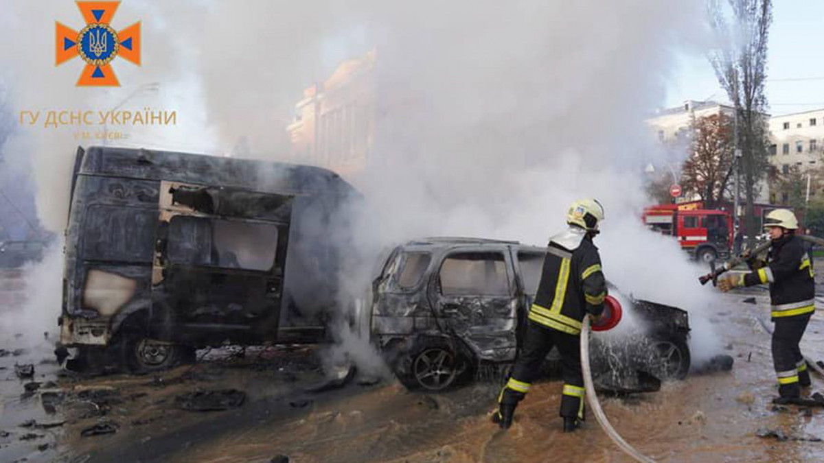 Kijev, 2022. október 10.Az Ukrán Állami Katasztrófaelhárító Szolgálat által közreadott képen járműveket oltanak tűzoltók Kijevben 2022. október 10-én, miután robbanások történtek az ukrán fővárosban.
