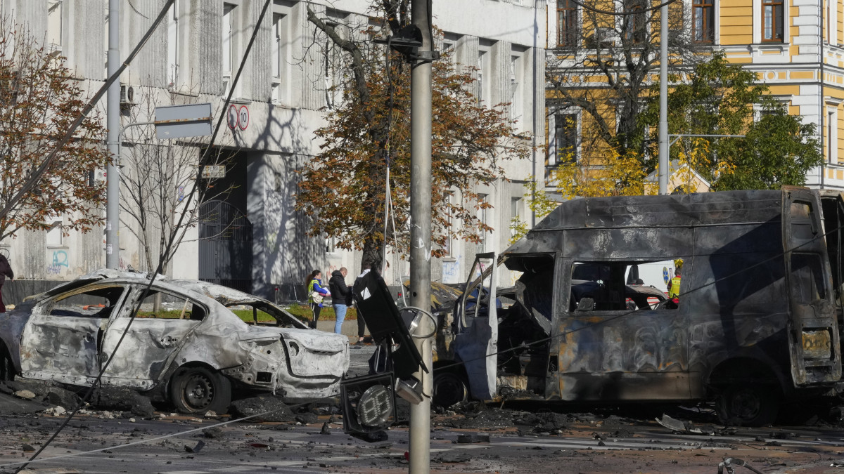 Kiégett autóroncsok Kijevben 2022. október 10-én, miután robbanások történtek az ukrán fővárosban.