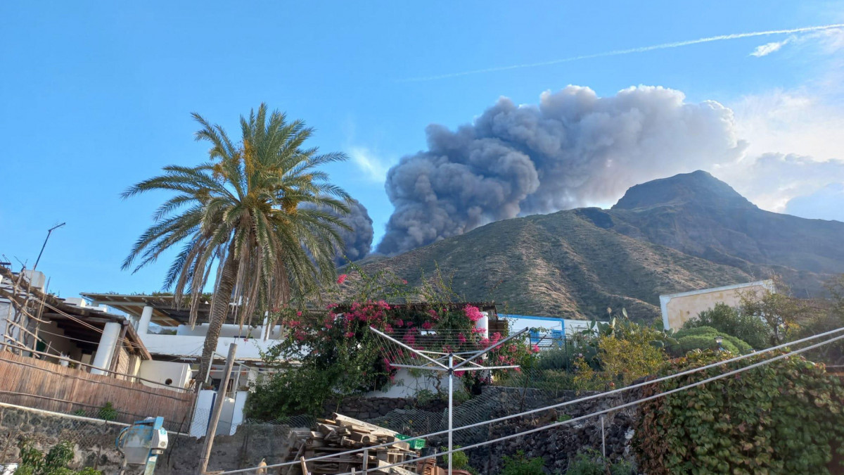 Hamufelhőt lövell ki a Stromboli tűzhányó a Szicíliától 60 km-re északra elterülő azonos nevű apró szigeten 2022. október 9-én.