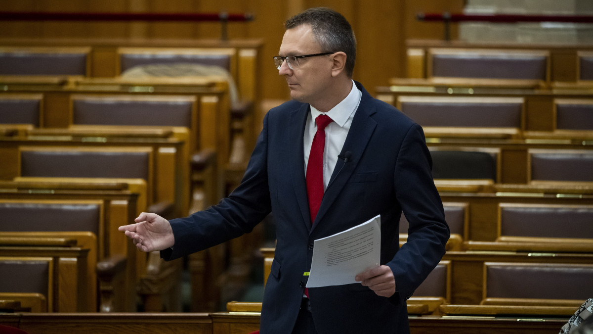 Rétvári Bence, a Belügyminisztérium parlamenti államtitkára napirend előtti felszólalásra válaszol az Országgyűlés plenáris ülésén 2022. október 10-én.
