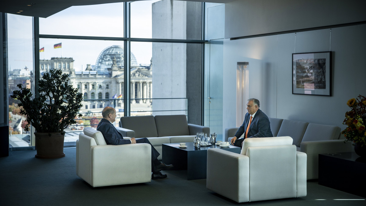 A Miniszterelnöki Sajtóiroda által közreadott képen Orbán Viktor miniszterelnök (j) és Olaf Scholz német kancellár (b) megbeszélést folytat Berlinben 2022. október 10-én.
