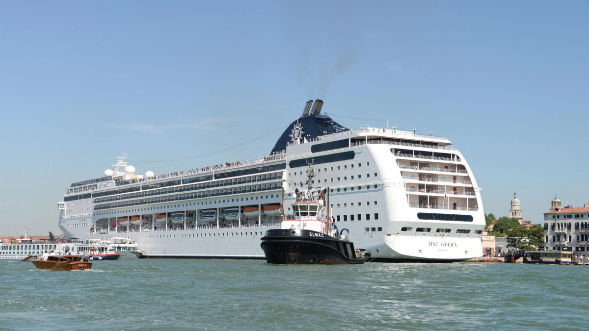 A MSC Opera óceánjáró (j) és a River Countess folyami turistahajó Velencében 2019. június 2-án, miután az óceánjáró előbb a kikötőfalnak, majd a River Countessnek ütközött a Giudecca-csatornán. Négy turistanő megsérült.