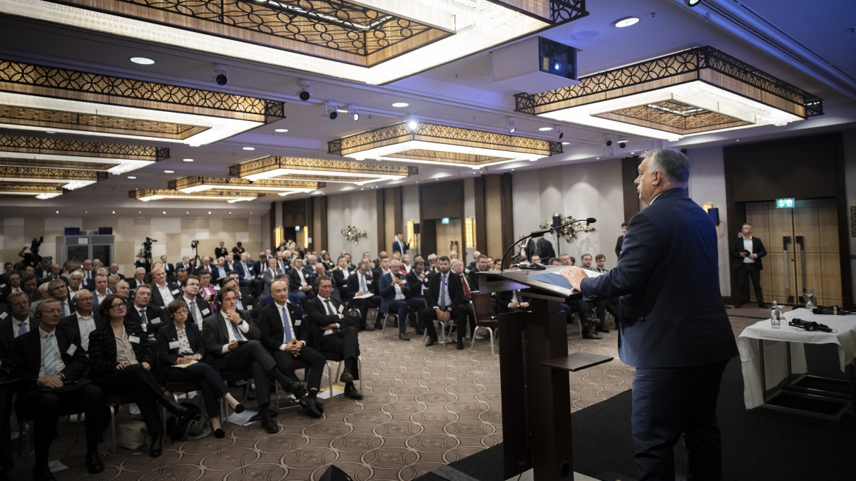 A Miniszterelnöki Sajtóiroda által közreadott képen Orbán Viktor kormányfő beszédet mond Berlinben, a magyar-német gazdasági kapcsolatokról rendezett fórumon 2022. október 10-én.