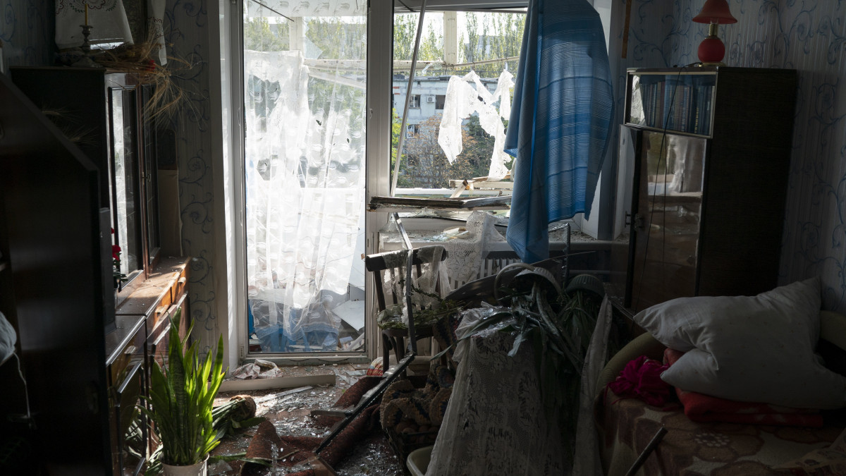 Törmelék borít egy szobát, miután orosz rakétatámadás ért egy lakóépületet a délkelet-ukrajnai Zaporizzsjában 2022. október 9-én. Helyi hivatalos források szerint legalább 17-en meghaltak, sokan megsebesültek. Kórházi források szerint a halottak között gyerek is van.