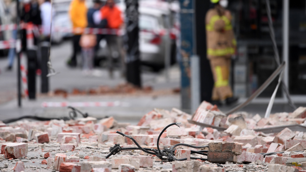 Téglák hullottak a földre az egyik épület megronglódott falából Melbourne-ben 2021. szeptember 22-én, miután 6-os erősségű földrengés rázta meg a térséget. A rengés epicentruma Mansfield városának közelében volt, 10 kilométeres mélységben. Sérültekről nem érkezett jelentés.